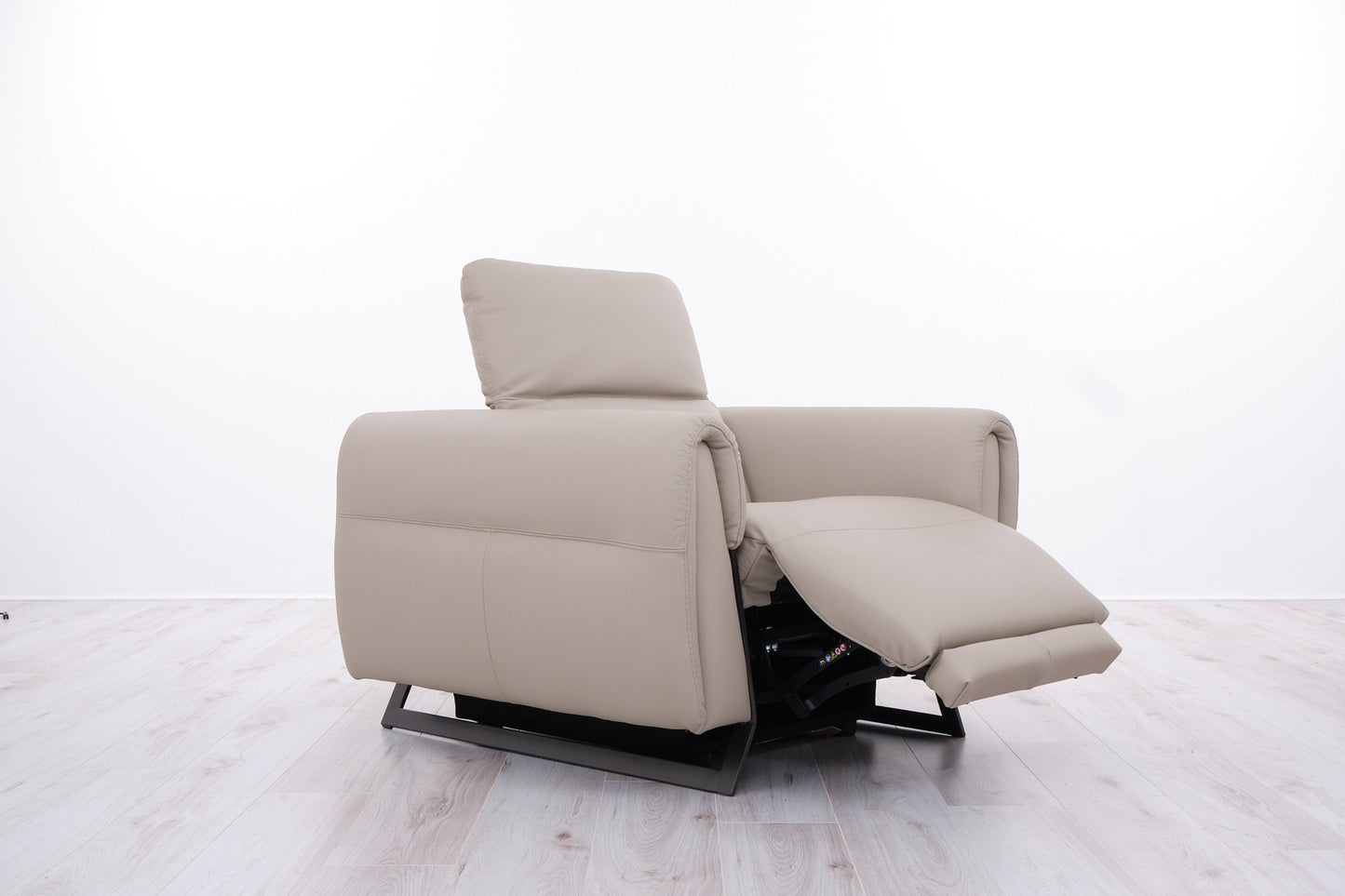 LIPARI ELECTRIC RECLINING LEATHER ARMCHAIR