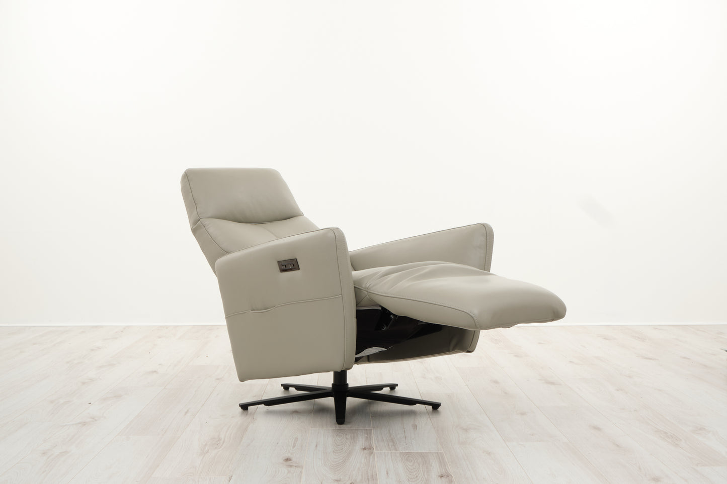 ANIKA TV CHAIR LEATHER